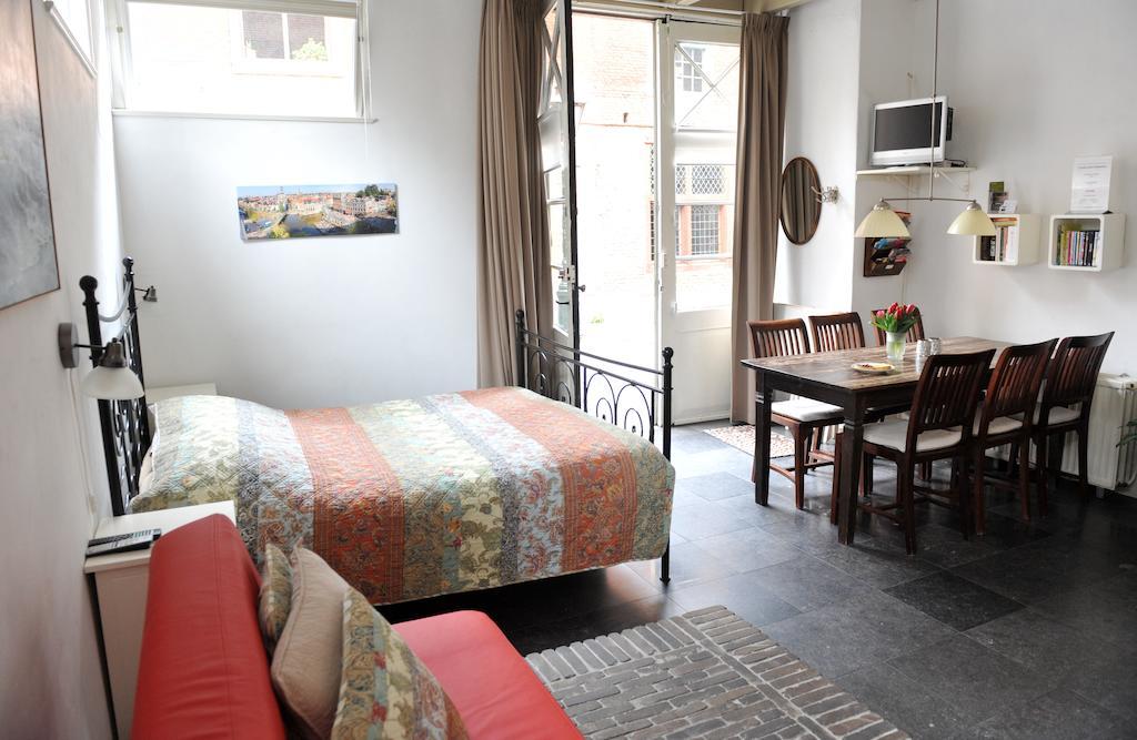 B&B Bed En Beschuit Leiden Rum bild